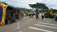 Kecelakaan bus Pariwisata di Tanjakan Selarong, Megamendung, Puncak, Kabupaten Bogor. (Liputan6.com/Achmad Sudarno)