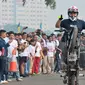Freestyler melakukan atraksi freestyle sepeda motor saat memeriahkan Festival Damai Millenial Road Safety di Monas, Jakarta, Minggu (23/6/2019). Festival ini menyosialisasikan disiplin berlalu lintas serta merajut persatuan dan kesatuan, khususnya generasi millienial. (merdeka.com/Iqbal Nugroho)