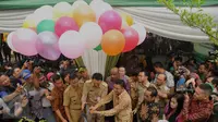 Gubernur DKI, Basuki 'Ahok' Tjahaja Purnama melepas balon tanda peresmian RPTRA Mawar di Kelurahan Lebak Bulus, Jakarta, (26/4). RPTRA tersebut guna memenuhi kebutuhan masyarakat akan ruang terbuka yang multi fungsi. (Liputan6.com/Gempur M Surya)