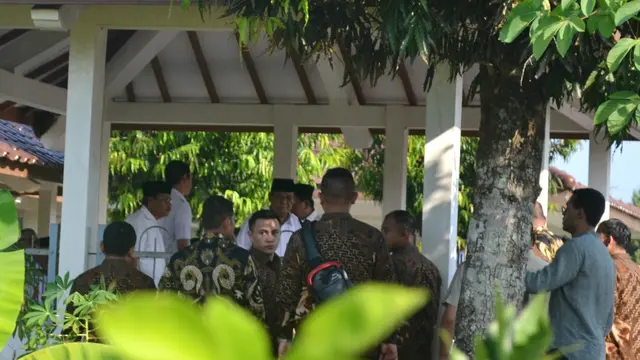 Prabowo berziarah ke makam leluhurnya di Dawuhan, Banyumas, Jawa Tengah. (Foto: Liputan6.com/Muhamad Ridlo)