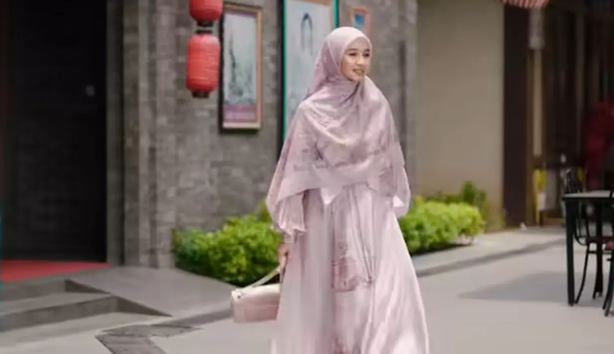 Tak ketinggalan, Laudya Cynthia Bella meluncurkan koleksi lebaran dari Brandnya L. Salah satu koleksinya dress panjang flowy warna pastel dengan motif. [@laudyacynthiabella]
