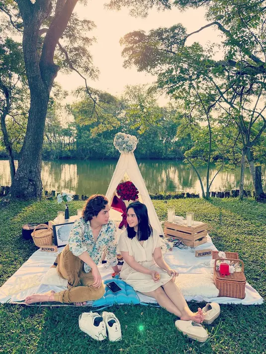 Dul Jaelani dan Tissa Biani saling bertatapan penuh kasih sayang. (Foto: Instagram/ duljaelani)