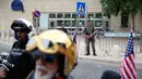 Petugas keamanan berjaga saat geng motor Israel Samson Riders tiba di Kedutaan Besar AS di Tel Aviv di Yerusalem (13/5). Amerika Serikat resmi memindahkan kedutaannya di Israel dari Tel Aviv ke Yerusalem. (AP Photo/Ariel Schalit)