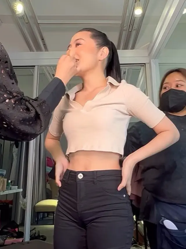 Prilly Latuconsina dan perut rampingnya (Instagram/prillylatuconsina96)