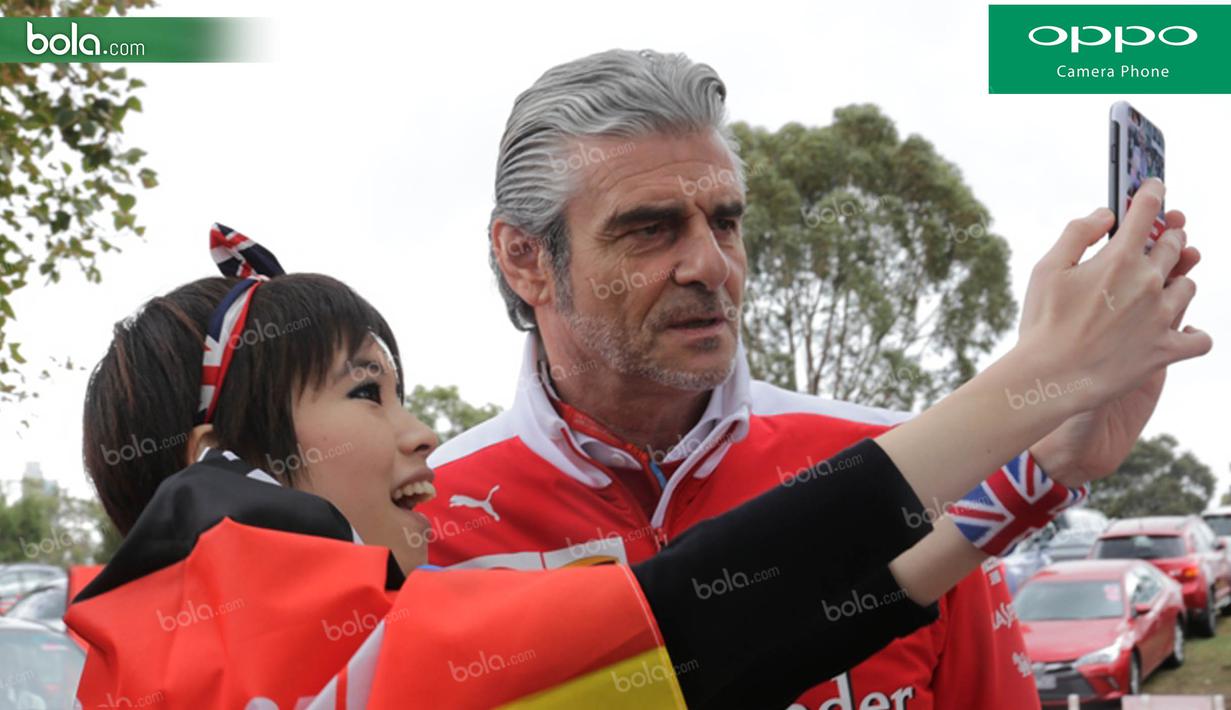 Maurizio Arrivabene, selfie bersama fans saat berada di fan zone jelang GP Australia di Sirkuit Albert Park, Melbourne, Sabtu (19/3/2016). (Bola.com/Yus Mei Sawitri)