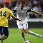 Pemain Swansea City Miguel Michu duel dengan Pemain Arsenal Serge Gnabry Pada pertandingan Liga Premier Inggris antara Swansea City dan Arsenal di Stadion Liberty di Swansea (28/09/13). (AFP/Paul Ellis)