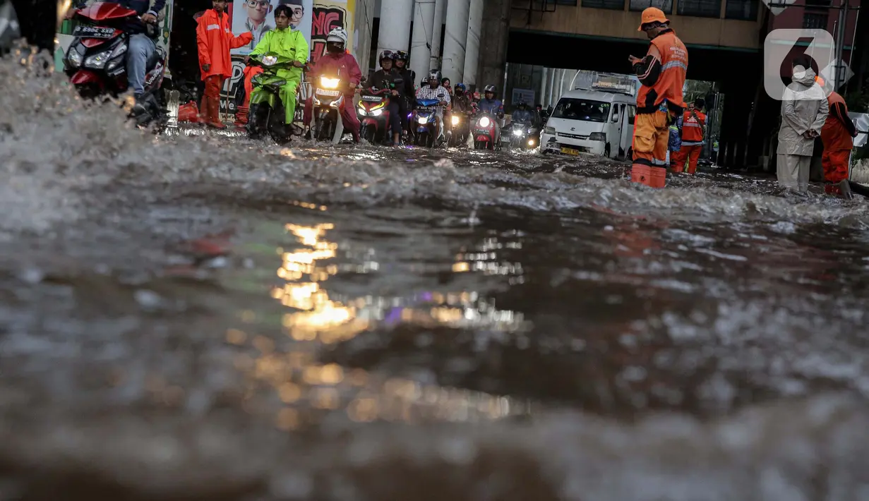 Sejumlah kendaraan melintasi genangan air di kawasan Pasar Cipulir, Jakarta Selatan, Selasa (5/11/2024). (Liputan6.com/Angga Yuniar)