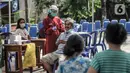 Warga menjalani tes usap PCR di Taman Pintar, Kayu Putih, Pulogadung, Jakarta Timur, Selasa (8/6/2021). Saat ini, RW 09 dan 10 Kelurahan Kayu Putih dalam status zona merah atau karantina wilayah sejak 4 Juni setelah 22 orang terkonfirmasi positif COVID-19. (merdeka.com/Iqbal S. Nugroho)