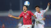 Duel pemain Timnas Indonesia U-22, Rafael Struick dengan pemain Myanmar U-22 pada pertandingan SEA Games 2025 di 700th Anniversary Stadium, Chiang Mai, Jumat (12/12/2025). (Bola.com/Bagaskara Lazuardi)