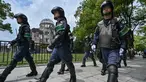 Polisi dengan perlengkapan anti huru hara berbaris melewati Kubah Bom Atom (belakang kiri) saat mereka mengamankan area tersebut di kota Hiroshima, Prefektur Hiroshima pada 5 Agustus 2025. (Richard A. Brooks/AFP)