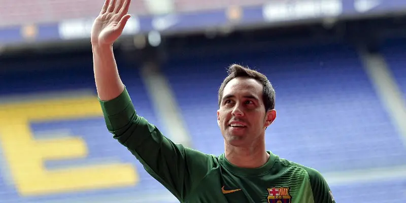 Claudio Bravo Resmi Berseragam Barcelona