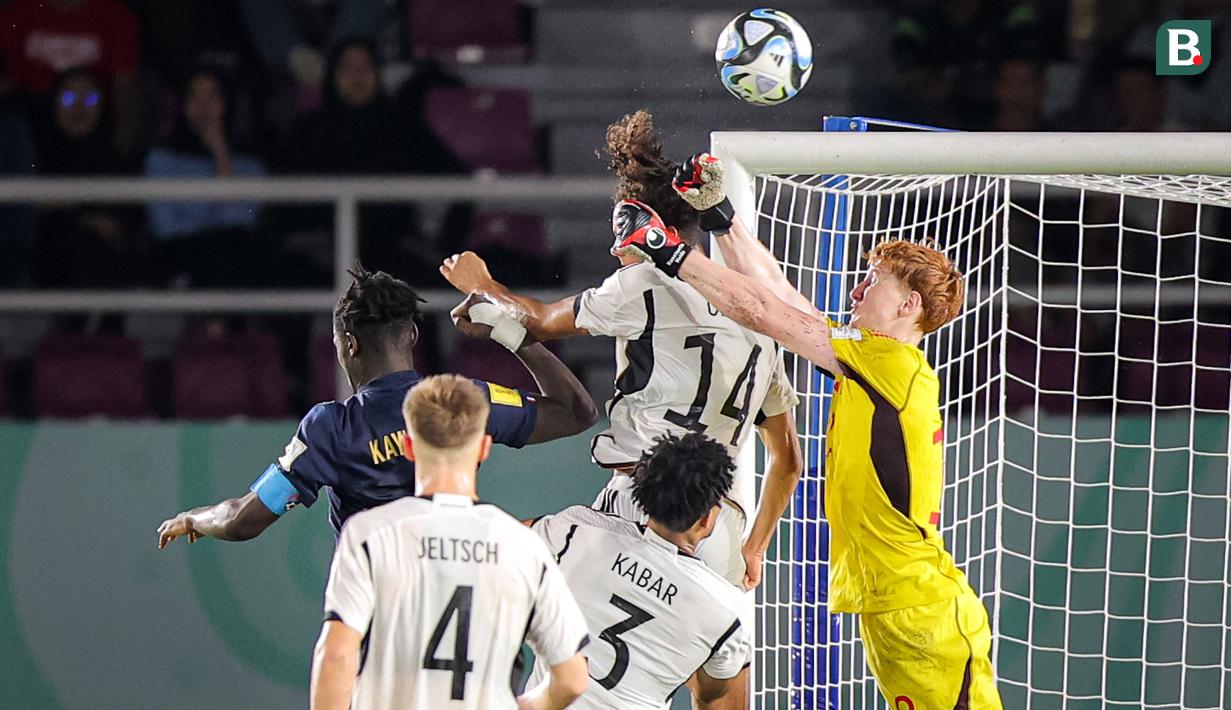 Kiprah penjaga gawang Timnas Jerman U-17, Konstantin Heide (kanan), sangat luar biasa dalam laga Final Piala Dunia U-17 2023 yang berlangsung di Stadion Manahan, Solo, Sabtu (2/12/2023). Sebagai kiper cadangan, dia tampil sebagai pahlawan bagi Die Mannschaft untuk merebut juara Piala Dunia U-17 2023. (Bola.com/Bagaskara Lazuardi)