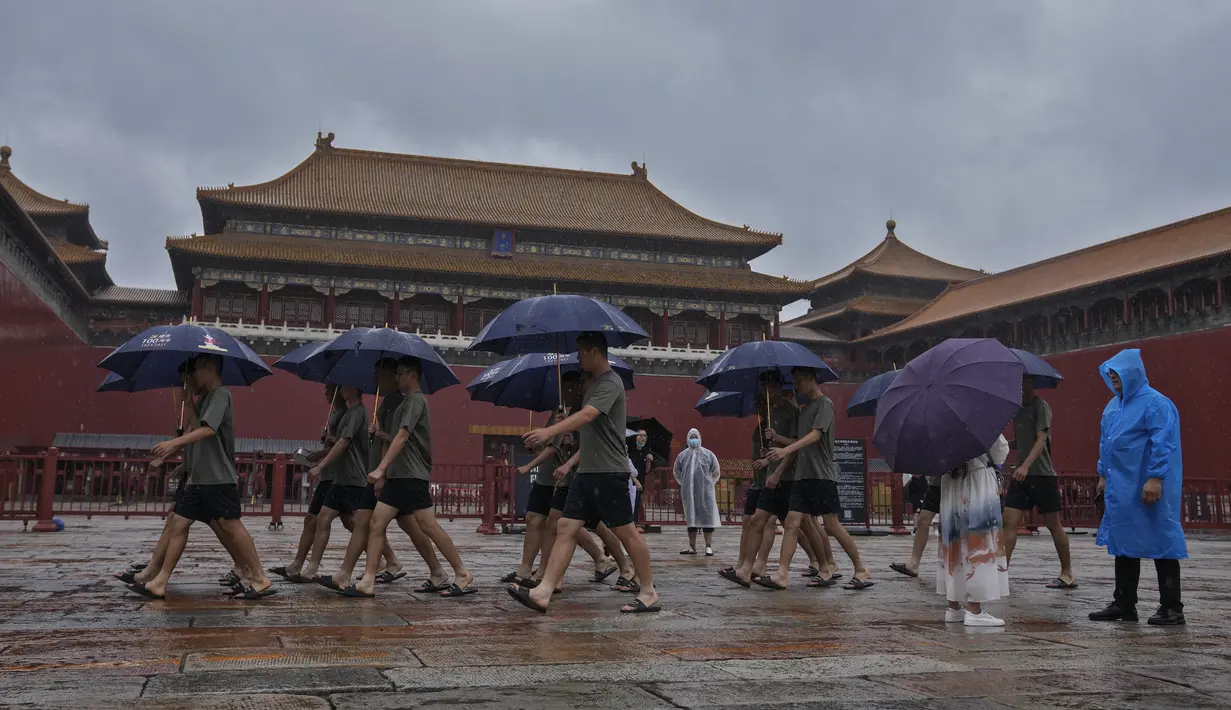 <p>Badan penanggulangan bencana Beijing telah menerjunkan 203.230 personelnya untuk melakukan evakuasi di berbagai wilayah, tercatat sudah 3.031 orang telah dievakuasi. (AP Photo/Andy Wong)</p>