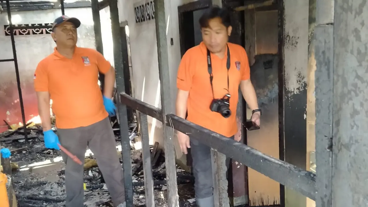 Polisi saat melakukan olah TKP di lokasi kebakaran. (Istimewa)