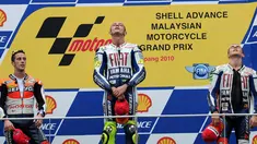 Jorge Lorenzo memastikan gelar juara dunia MotoGP 2010 setelah finis ketiga MotoGP Malaysia di Sirkuit Sepang, Malaysia, (10/10/2010). Valentino Rossi menjadi juara seri Malaysia ini. (AFP Photo/Saeed Khan)