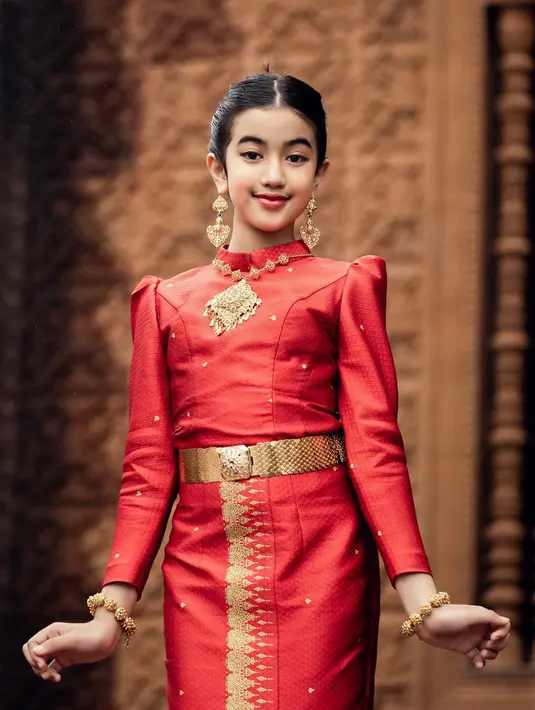 Tampil dengan busana merah dengan detail emas yang menambah mewah keseluruhan look-nya sebagai anggota keluarga kerajaan (Foto: Facebook Jenna Norodom)