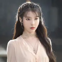 Beberapa karakter drama korea memiliki gaya busana yang khas, sehingga menjadi ikon yang unik dan mudah dikenal. Mulai dari Jang Man Wol atau (IU) hingga Ko Mun Yeong (Seo Ye Ji). Mana yang jadi favoritmu? (Instagram/theleiofficial).