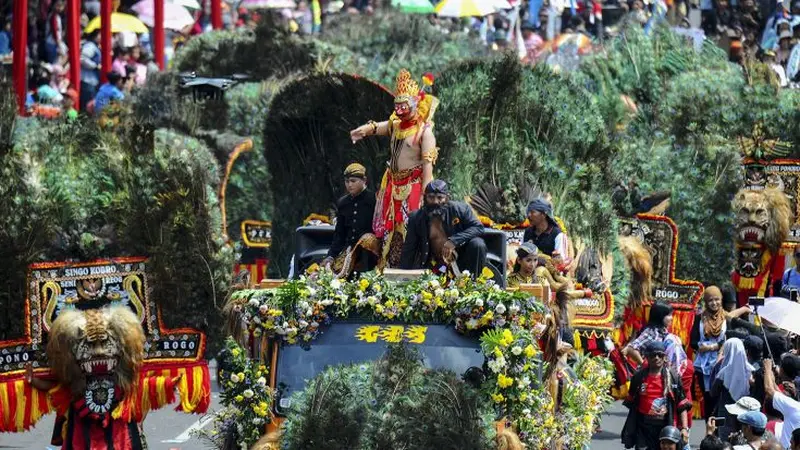 Parade budaya dan bunga (culture parade & flowers), Surabaya, Minggu (7/5/2017). (Dian/Liputan6.com)