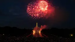 Beragam pertunjukan ditampilkan pada perayaan tersebut, termasuk pesta kembang api. (Nathan Howard/Getty Images/AFP)