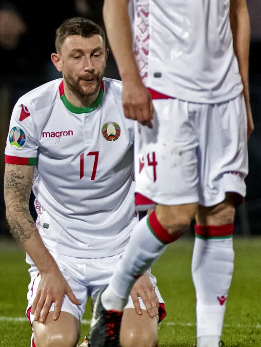 Pemain Belarusia, Makhail Shivakov pada laga pembuka Grup C Kualifikasi Piala Eropa 2020 yang berlangsung di Stadion Faijenoord, Rotterdam, Jumat (22/2). Belanda menang 4-0 atas Belarusia. (AFP/Koen Van Weel)