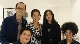 Kebersamaan Reza Gunawan dan keluarga usai menyaksikan menyaksikan Sound of Peace Concert pada 24 Juli 2022. (Foto: Instagram/ deelestari)