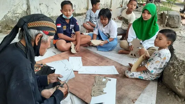 Kisah Kakek 90 Tahun Lestarikan Wayang kepada Anak Yatim dan Jalanan