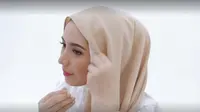 Tutorial Hijab Pashmina dari Sarah Sofyan (Hijup)