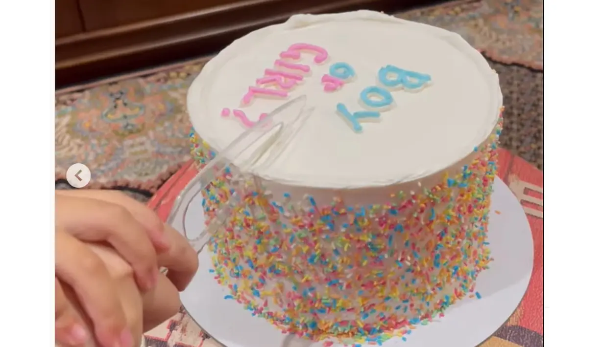 Selain melalui balon, Tasya Kamila juga mencari tahu gender sang buah hati melalui potongan kue. [Foto: Instagram/ tasyakamila]