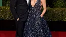 Sementara gaya rambut sang suami mendapat komentar sinis dari netizen, Jenna Dewan Tatum sendiri tampil elegan dan menakjubkan dengan gaun megah berwarna biru yang dibiarkan jatuh menyapu lantai. (AFP/Bintang.com)