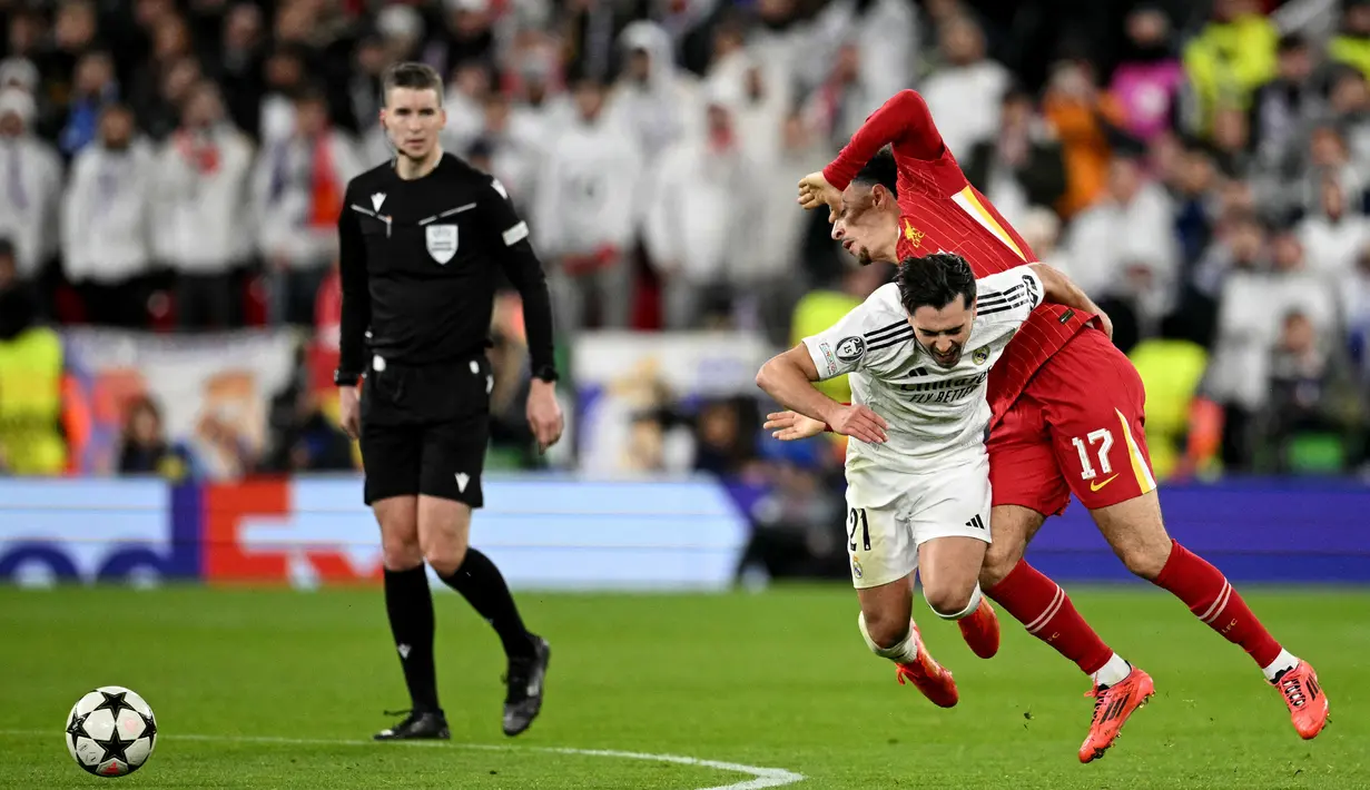 Tertinggal dua gol, Real Madrid mencoba bangkit. Sayang, hingga akhir pertandingan tidak ada lagi gol yang tercipta. (Oli SCARFF/AFP)