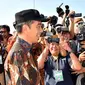 Presiden Joko Widodo menjawab pertanyaan wartawan saat meresmikan jalan tol Solo-Ngawi ruas Kartasura-Sragen, Minggu, (15/7). Peresmian ini ditandai dengan penekanan sirine dan penandatanganan prasasti. (Liputan6.com/Pool/Biro Pers Setpres)