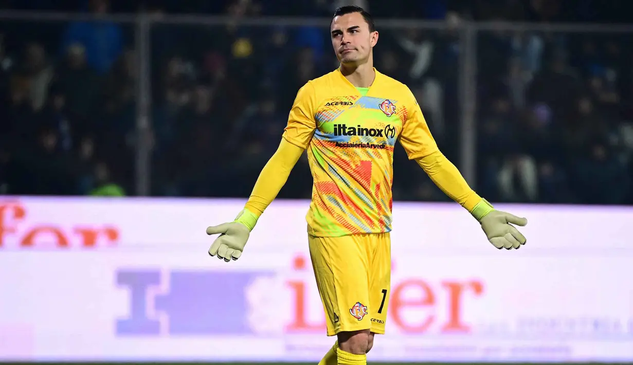 Meski, mengalami luka kecil dan bekas terbakar di kakinya, namun Emil Audero memilih tetap melanjutkan pertandingan. Tampak dalam foto, kiper US Cremonese, Emil Audero, bereaksi terhadap pendukung Inter Milan selama pertandingan pekan ke-23 Serie A Italia di Stadion Giovanni Zini, Cremona, Italia utara, Minggu 1 Februari 2026 waktu setempat atau Senin (2/2/2026) dini hari WIB. (Piero CRUCIATTI/AFP)