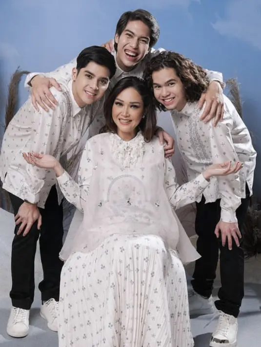 <p>Di momen Ramadan tahun ini, Maia dan ketiga putra terlihat melakukan pemotretan dengan mengenakan baju muslim dari brand lokal. Credit: Instagram (@maiaestiantyreal)</p>