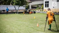 Suasana latihan Tim Macan Amputasian di Jakarta, Sabtu (28/11/2020). Latihan tersebut dilakukan dalam rangka persiapan Piala Gubernur DKI tahun 2021 (Liputan6.com/Faizal Fanani)