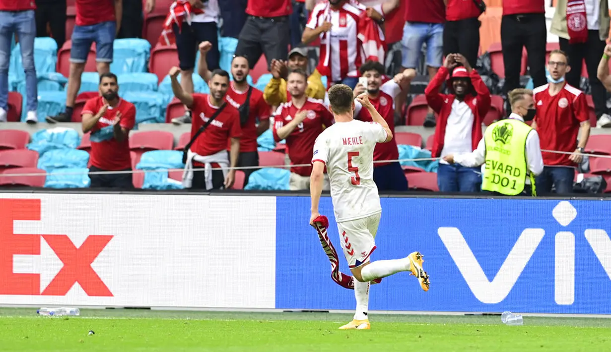 Pemain Denmark Joakim Maehle melakukan selebrasi usai melawan Wales pada pertandingan babak 16 besar Euro 2020 di Johan Cruyff Arena, Amsterdam, Belanda, Sabtu (26/6/2021). Denmark menang 4-0. (Olaf Kraak/Pool via AP)