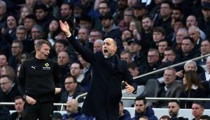 Pelatih kepala Tottenham, Igor Tudor, memberi isyarat selama pertandingan Liga Inggris antara Tottenham Hotspur dan Arsenal di London, Minggu, 22 Februari 2026. (AP Photo/Ian Walton)