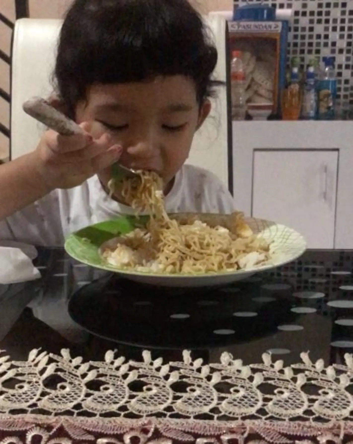 Bilqis sedang lahap makan mi (Instagram/@ayutingting92)