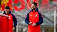 Manajer MU, Ruben Amorim, saat pimpin latihan tim untuk kali pertama pada hari Senin (18/11/2024). (X/Manchester United)