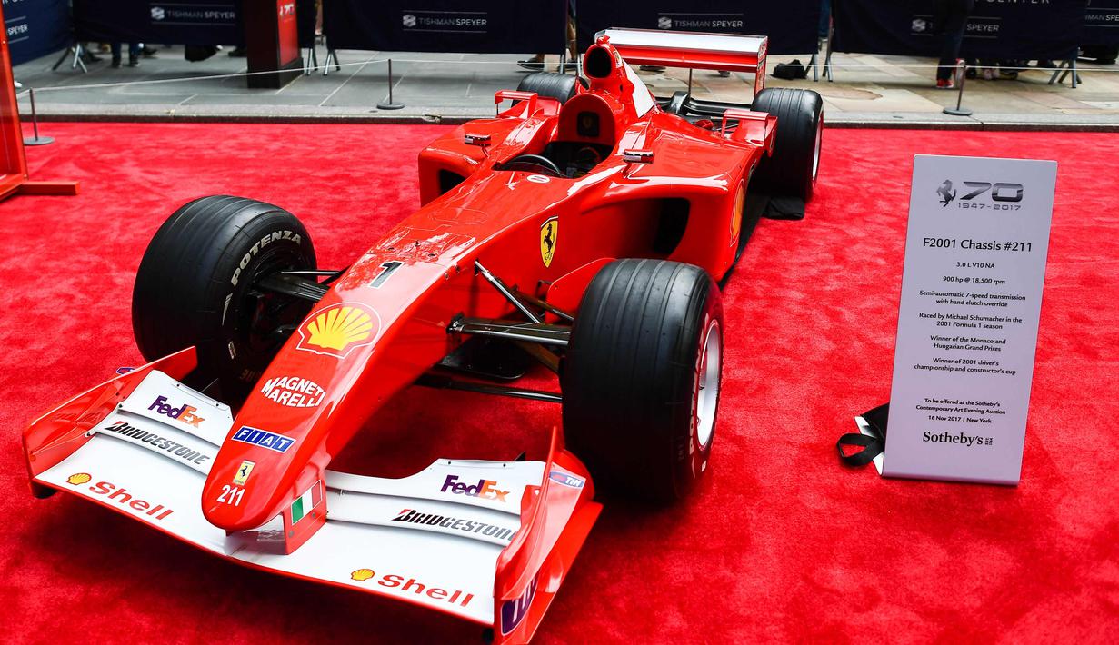 Mobil mantan pembalap Ferrari F1, Michael Schumacher saat dipamerkan di perayaan ulang tahun Ferrari ke-70 di Rockefeller Plaza, New York, AS (8/10). (AFP Photo/Jewel Samad)