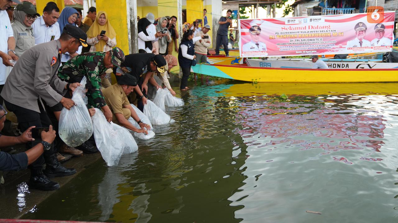 Pj Gubernur Sulsel Bahtiar Baharuddin tebar bibit ikan (Liputan6.com/Istimewa)