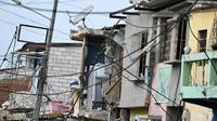 Lima orang tewas dan bangunan hancur usai terjadi ledakan di kota Guayaquil, Ekuador pada Minggu (14/8/2022) yang dituding pemerintah dilakukan oleh geng kriminal. (AFP/Marcos Pin)