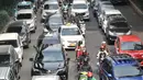 Kendaraan terjebak kemacetan saat melintasi lokasi aksi demo Gojek di depan Pasar Raya Blok M, Jakarta, Senin (5/8/2019). Penuhnya Jalan Iskandarsyah oleh ratusan mobil milik sopir GoCar tersebut menyebabkan kemacetan panjang di dua ruas. (merdeka.com/Iqbal S. Nugroho)