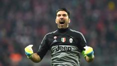 Gianluigi Buffon didatangkan Juventus dari Parma dengan nilai transfer sebesar 52,8 juta euro pada 2001. Hasilnya, Ia sukses menjadi salah satu kiper terbaik di dunia. Buffon juga mampu mempersembahkan 25 gelar dari 685 penampilannya bersama La Vecchia Signora. (AFP/Christof Stache)