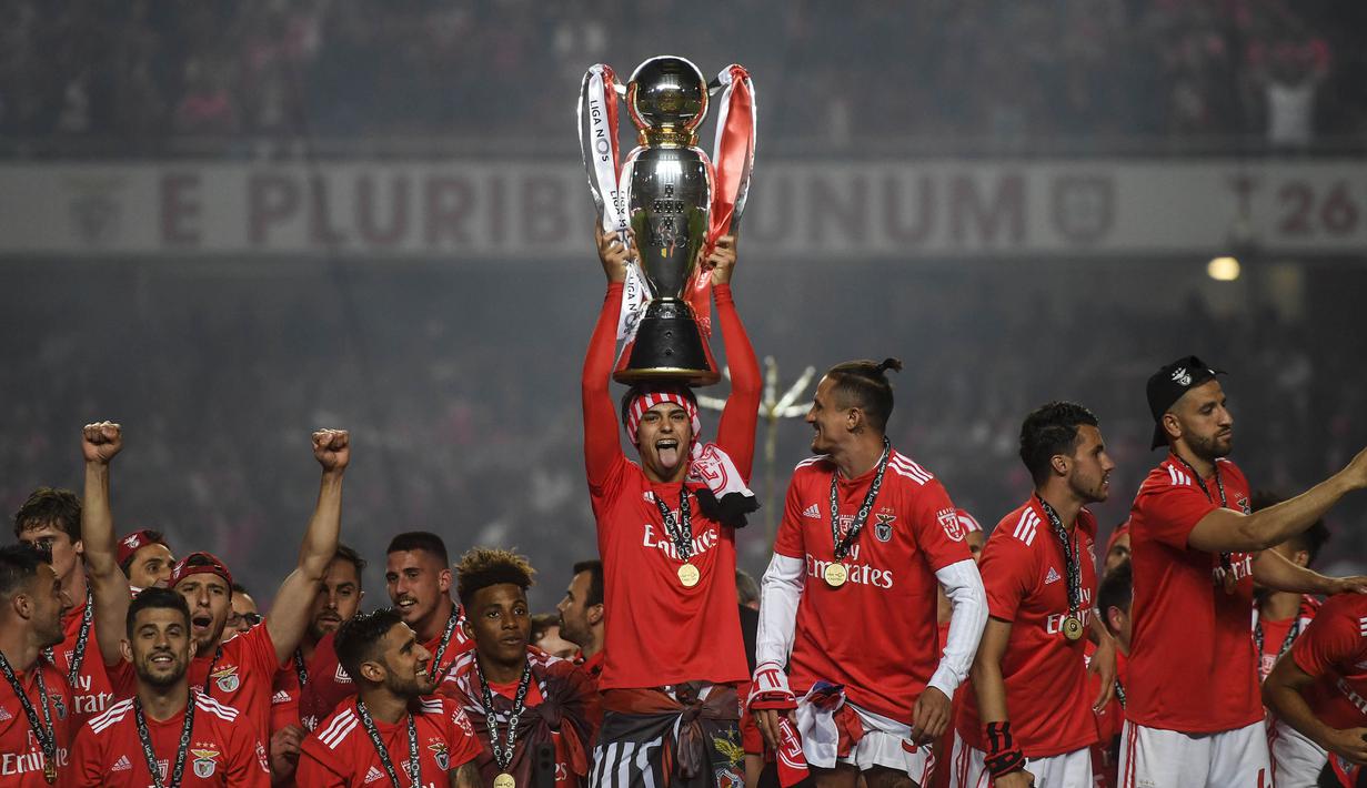 Prestasi Cristiano Ronaldo di Real Madrid tentu akan menjadi bayang-bayang bagi Joao Felix yang dianggap sebagai penerusnya. (Photo by PATRICIA DE MELO MOREIRA / AFP)