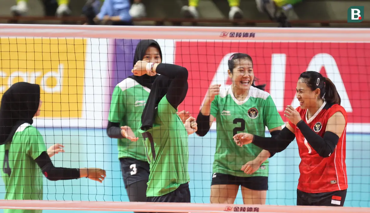 Selebrasi Yulis Indahyani (kanan) dkk setelah tim bola voli putri Indonesia mendapatkan poin saat menghadapi Myanmar pada laga ketiga Grup A SEA Games 2023 di Olympic Complex Indoor Stadium, Phnom Penh, Kamboja, Kamis (11/5/2023). Tim bola voli putri Indonesia menang 3-0 (25-9, 25-9, 25-15). (Bola.com/Abdul Aziz)