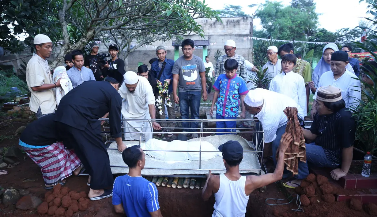 Cantika Alhayu Hadi putri komedian Komeng dimakamkan di TPU Citeureup, Bogor, Jawa Barat, Minggu (28/8/2016). Pemakanan dekat neneknya yang meninggal pada Maret 2016 silam. (Nurwahyunan/Bintang.com)