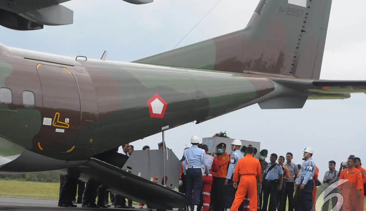 Jenazah penumpang pesawat AirAsia QZ8501 akan dikirim ke Surabaya untuk proses identifikasi lebih lanjut, Pangkalan Bun, Kalteng, Senin (5/1/2015). (Liputan6.com/Herman Zakharia) 