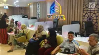 Sejumlah calon jemaah Umrah menunggu pengembalian dana atau refund di Kantor First Travel di GKM Green Tower, Jakarta, Kamis (27/7). Sebagian calon jemaah menolak pengembalian dana 50 persen dari total pembayaran. (Liputan6.com/Immanuel Antonius)
