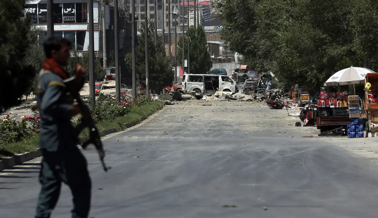 Seorang tentara pasukan keamanan tiba di lokasi ledakan di Kabul, Afghanistan, Senin (1/7/2019). Ledakan itu juga menyebabkan kerusakan pada bangunan Federasi Sepak Bola Afghanistan, dan stadion Ghazi, yang berlokasi tidak jauh darinya. (AP Photo/Ramhat Gul)