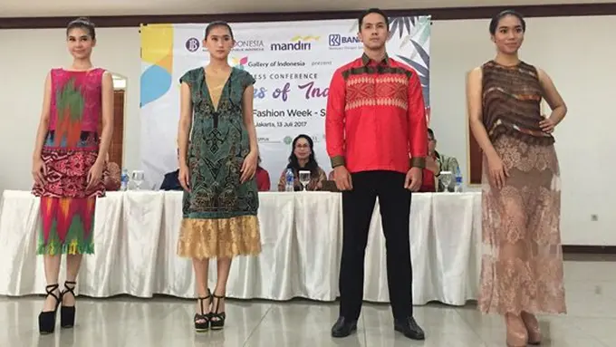 Beberapa fashion menarik dari kain Dayak dan Karawo | Copyright Vemale.com/Anisha SP